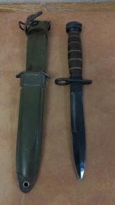 US Military Bayonet Knife w/Metal Sheath