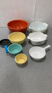 Corning ware dishes, (4) size bowls and a small egg pan