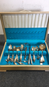 (1) 1881 Rogers Oneida SilverPlated Silverware Set In Case