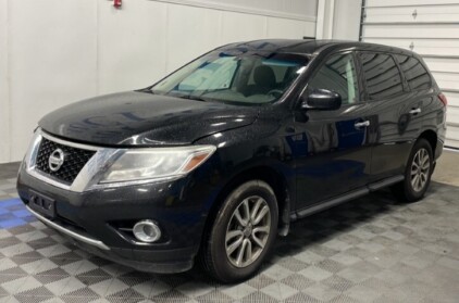 2014 Nissan Pathfinder - 4x4!