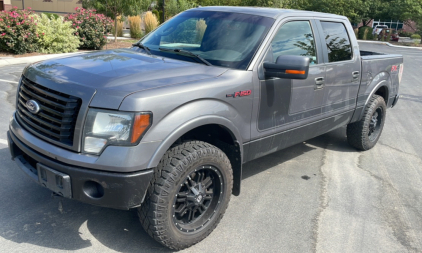 2012 Ford F-150 - 4x4 - Aftermarket radio!