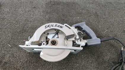 Skilsaw (7-1/4") Worm Drive Saw