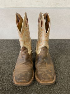 Pair of Mens Size 10D Ariat Boots