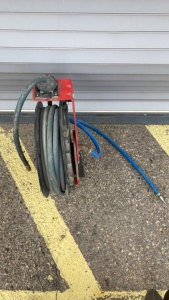 Wall-mounted air hose reel with hose