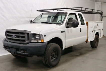 2004 Ford F 350 - 4x4 - Service Bed - 166K Miles