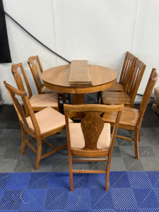 Kitchen Table with (7) Chairs and (3) Leafs