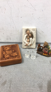 (1) Cottage Collectibles Bears, (2) Glass Bear Figurines, (1) Wood Bear Box w/ Cards, (1) Willow Tree Family Plaque