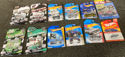 (12) Hot Wheels