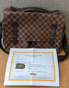 New Louis Vuitton Leather Purse w/CoA