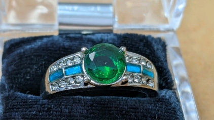 Silver Tone Ring w/Emerald Green Stone Sz 7.5
