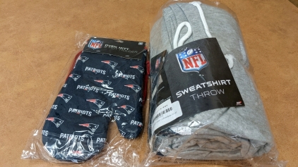 New Patriots 54x84 Sweatshirt Throw & Potholder/Mitt