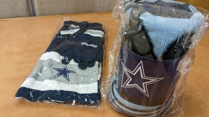 New Cowboys 50x60 Fleece Throw & Scarf/Gloves Set