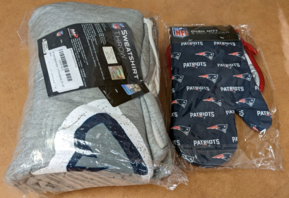 New Patriots 54x84 Sweatshirt Throw & Potholder/Mitt Set