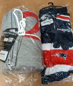 New Patriots 54x84 Sweatshirt Throw & Scarf/Gloves Set