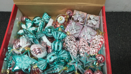 Christmas Decorations For The Tree And Reef Kit