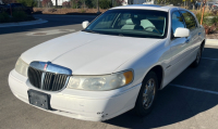 1999 Lincoln Town Car - Leather Seats!