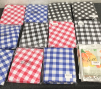 (15) Tablecloth, (4) Thanksgiving Flags