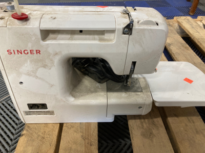 Singer Sewing Machine w/ Foot Pedal