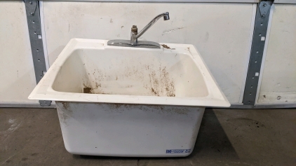 25x22x13 Utility Sink w/Faucet