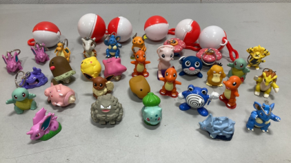 (30) Pokémon Figurines