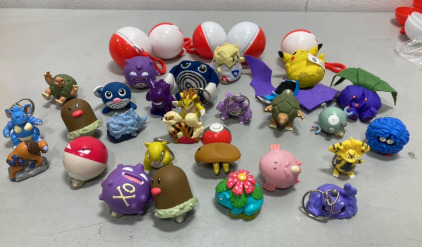 (30) Pokémon Figurines