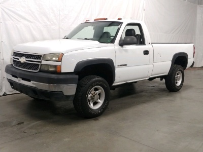 2005 Chevy Silverado 2500 4x4 - 66K Miles!