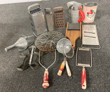 Box of assorted kitchen ware