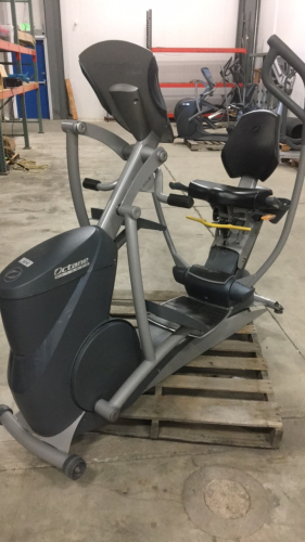 (1) Octane Fitness Seated Elliptical