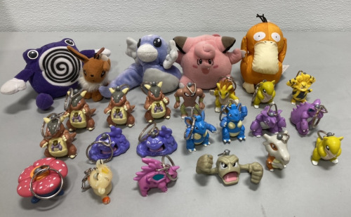 (25) Pokémon Collectible Stuffed Toys and Keychains