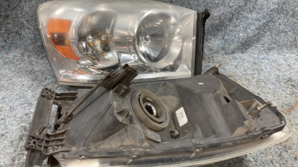 (2) 2007 Dodge Headlights