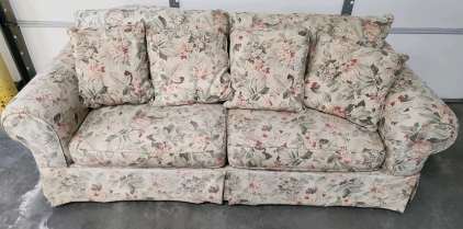 Floral Couch w/ 4 Matching Pillows