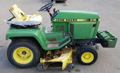 John Deere 318 Riding Mower - Runs!