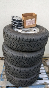 99-07 GM 1500 Tires w/Caps & Lug Nuts