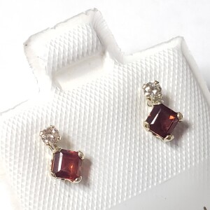 $400 10K Garnet(0.44ct) Diamond(0.06ct) Earrings