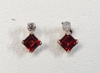 $500 10K Garnet(0.4ct) Diamond(0.06ct) Earrings