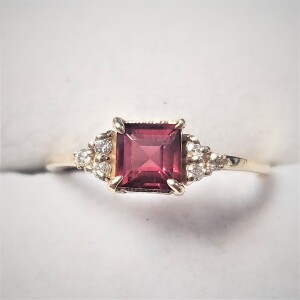$1460 10K Garnet(0.8ct) Diamond(0.04ct) Ring