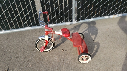 Kids vintage style radio flyer tricycle