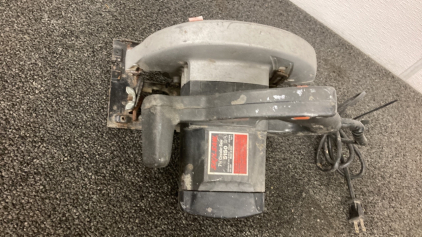 Working SkilSaw
