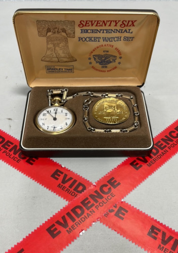 (1) 1776-1976 Bicentennial Pocket Watch Set W/ Case