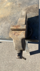 Workbench with vise