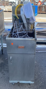 16&rdquo;x36&rdquo; alot o Frialator 40S 40LB Fryer