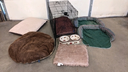 Medium Kennel w/Dishes & Pads/Beds