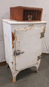 Circa 1930 GE Refrigerator (Runs, Reportedly Works)