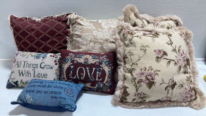 (7) Variety of Decorative Pillows