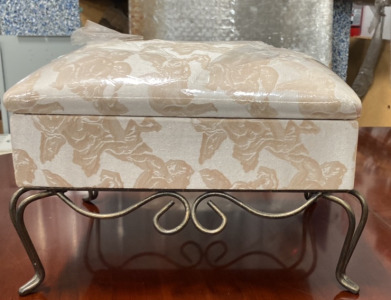 14&rdquo;x9&rdquo; Beige Vintage Jewelry Box With Stand