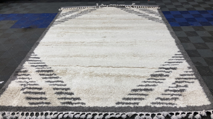 7&rsquo;10 x 10&rsquo; Off White/Gray Shag Rug w/ Tassels