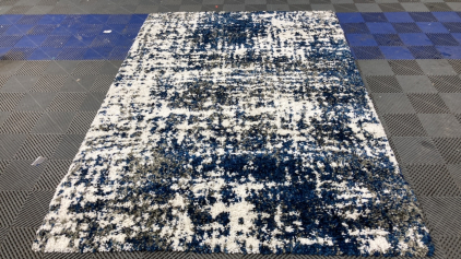 5&rsquo;3&rdquo; x 7&rsquo;5&rdquo; Blue/White Shag Rug