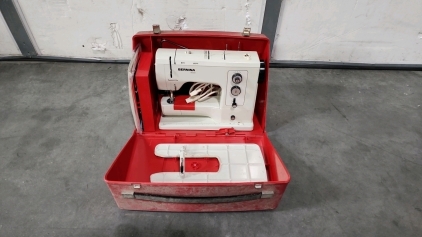Bernina Vintage Sewing Machine w/ Case