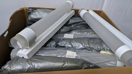 <BB-F> (8) New 27" Vanity/Hall Flourescent Light Fixtures