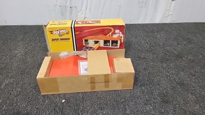 Hot Wheels Classics Super Charger Building, No Track